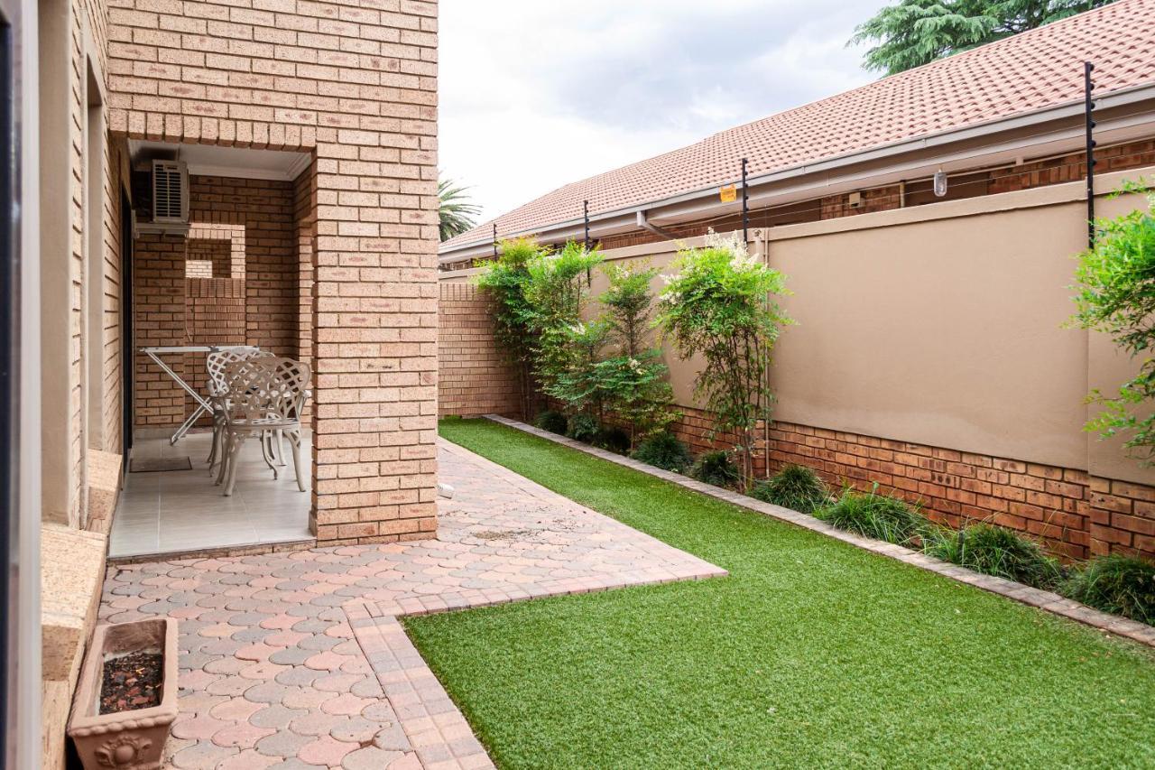 Camelot Guest House & Apartments Potchefstroom Exterior photo